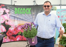Ludo Decock, Managing Director bij Decock Plants, met zijn Lavendula Fantasia Purple Flame. Het is een doorbloeiend soort, van het voorjaar tot het eind van de zomer. In deze periode maakt hij constant nieuwe knoppen. Beschikbaar vanaf week 20 t/m week 35 in potmaten 10, 13, 17 en 23.